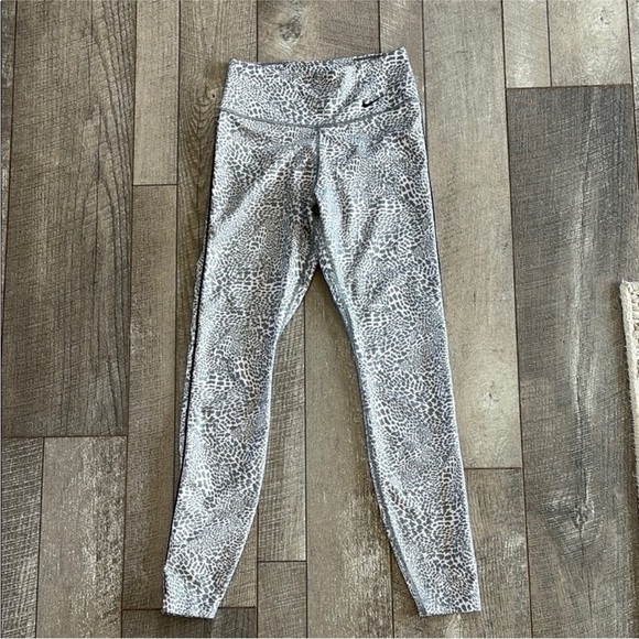 Nike Dri-Fit Size XS Smoke Grey and White Leopard High-Rise Leggings. - Picture 5 of 8